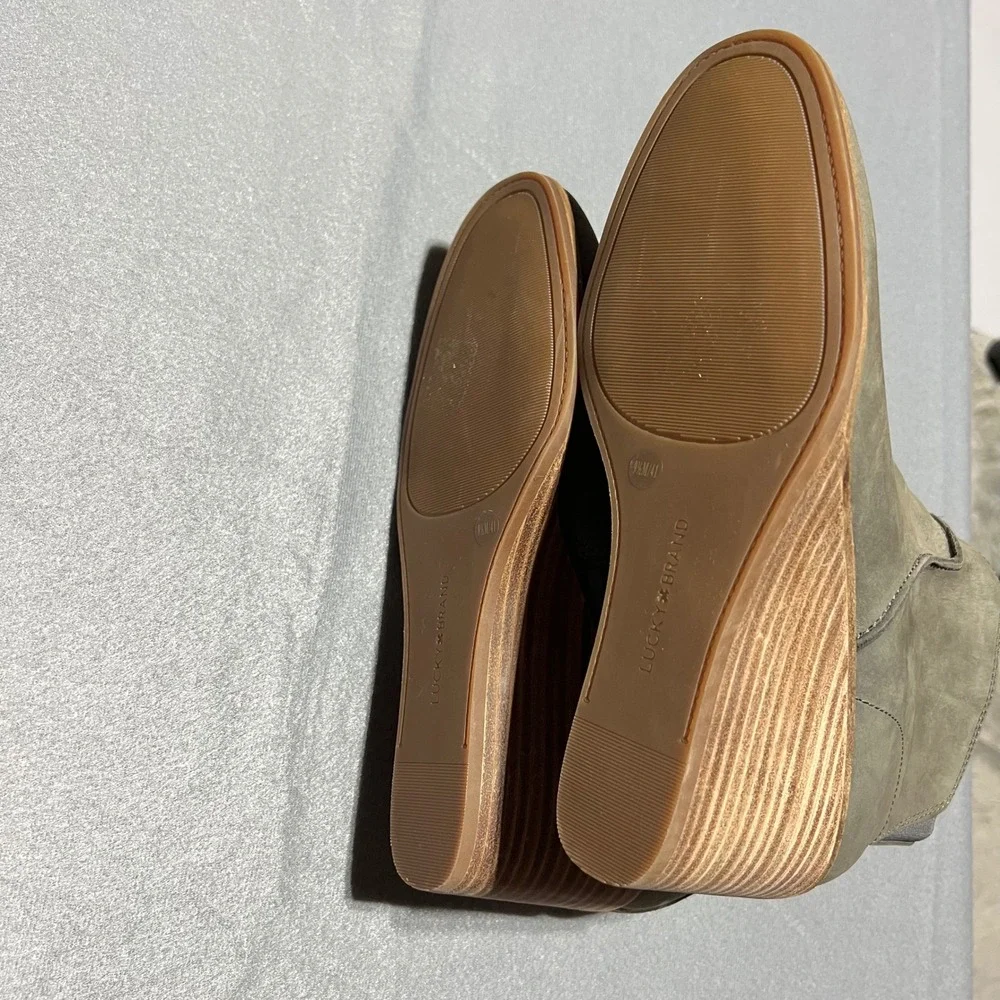 Lucky Brand Zanya Olive Leather Wedge Ankle Booties Grey Taupe Size 9.5 M